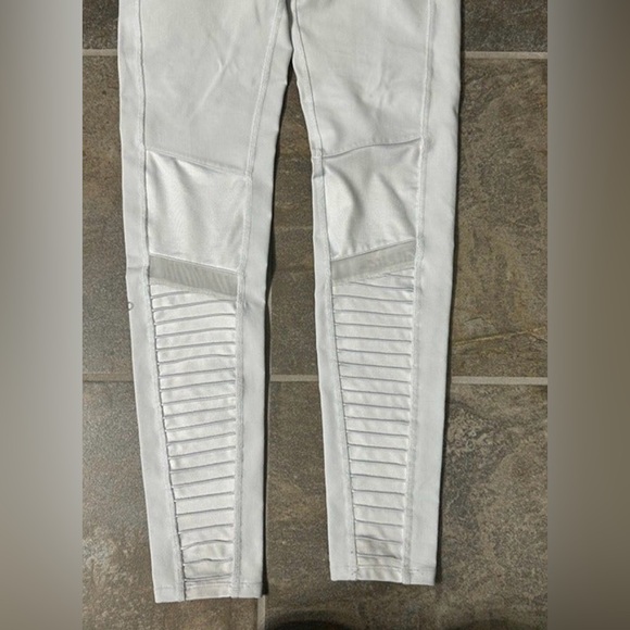 Alo Yoga Moto Leggings | White / Dove Gray | Size M - Picture 10 of 12